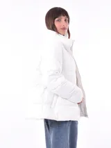 Campera puffer color gris topo, con cuello alto y cierre frontal.