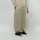 Pantalón de jogging gris, corte oversize, confeccionado en felpa suave con elástico en la cintura y puños.
