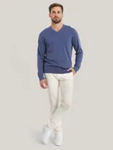 Pantalón chino color crema de corte slim fit, confeccionado en algodón pima elástico.
