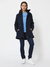 Campera Tommy Hilfiger azul marino, acolchada, con cierre de cremallera, cuello alto, capucha con cordones ajustables y bolsillos laterales.