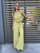 Conjunto color verde claro compuesto por un chaleco corto con cuello solapa y pantalón palazzo de tiro alto.