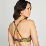 Sujetador de bikini con estampado de hojas en tonos marrón, verde, amarillo y celeste.
