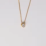 Conjunto de collar y aros de plata 925 con baño de oro y dije de circonia engarzada.