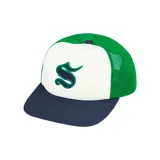 Gorro de camionero Supreme con paneles frontales blancos, visera azul marino y paneles traseros de malla verde. Presenta el logo 'S' bordado en verde en el frente.