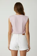 Musculosa blanca de algodón con estampado de una pimienta y la palabra "Pimienta" en letras rosas, amarillas y verdes. Tiene cuello redondo y sisas amplias.