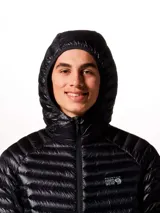 Campera negra ultraligera de plumón para hombre, con capucha, cierre frontal completo y bolsillos laterales con cierre.