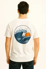 Remera azul de manga corta con cuello redondo y corte holgado.