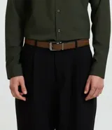 Cinturón social reversible negro y marrón de poliuretano con hebilla cuadrada metálica color plomo.