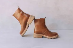 Bota corta de cuero blanco con elástico lateral y suela de goma color caramelo.
