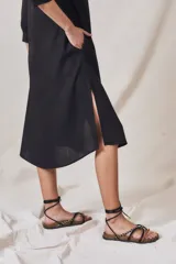 Vestido camisero midi negro con botones frontales y mangas 3/4.