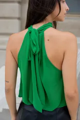 Blusa verde esmeralda de gasa con cuello halter que se ata con un lazo en la nuca.