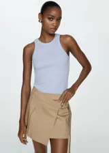 Musculosa blanca de algodón con cuello redondo y tejido de canalé.