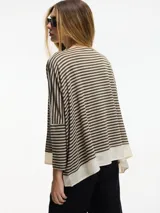 Sweater negro a rayas horizontales con cuello redondo y mangas largas ajustadas.