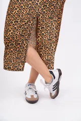 Pollera midi de animal print con abertura lateral.