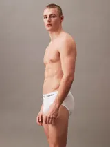 Pack de tres slips blancos de algodón con cintura elástica con el logo de Calvin Klein.