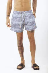 Short de baño con estampado de hojas de palmera en tonos beige, verde y naranja.