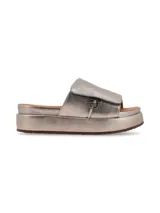 Sandalia plateada de cuero con plataforma, tira ancha con aplique metálico y ajuste con velcro.