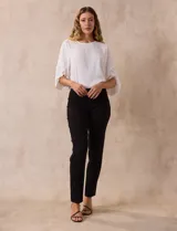 Pantalón verde esmeralda de gabardina elastizada marca Zac & Rachel, con pretina ancha con faja interna modeladora, largo de pierna con costura frontal pespunteada y trasera con bolsillos ojal simulados.