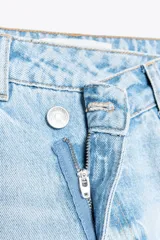 Pantalón de jean celeste de tiro alto, corte recto y largo hasta el tobillo con dobladillo. Presenta cinco bolsillos y cierre frontal cruzado con cremallera y botón.