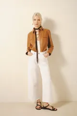 Pantalón jean blanco de corte oxford, tiro alto y largo midi.