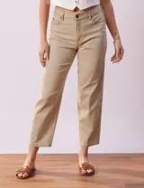 Jean recto color beige, marca Djeans, con tres bolsillos delanteros y dos traseros.