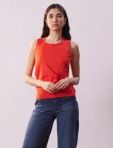 Musculosa tejida color fucsia de hilado fino, con cuello redondo y sisas amplias.