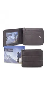 Billetera marrón oscuro de símil cuero con cierre alrededor, diseñada para organizar billetes y tarjetas. Su parte frontal cuenta con un broche y espacio adicional para tarjetas y documentos.