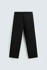Pantalón azul marino de corte recto, con cintura elástica ajustable con cordón, bolsillos laterales y traseros.