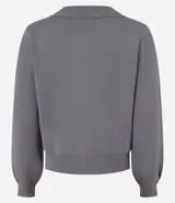 Cárdigan negro de punto texturizado con cuello redondo, abotonado delantero con botones de corazón, mangas largas con puños ajustados.