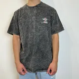 Remera color verde oliva con efecto gastado, corte semi oversize y estampado en la espalda con dos tigres, flores y texto en japonés.