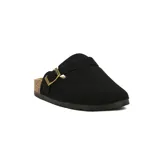 Zueco casual negro con suela baja de goma y hebilla dorada ajustable.