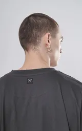 Remera negra de manga corta con calce boxy fit, realizada en tejido jersey 24/1 americano.