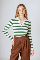 Remera de manga larga a rayas horizontales blancas y verdes, con cuello tipo polo y escote en V.