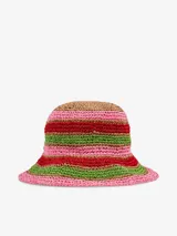 Sombrero tipo bucket de rafia tejida a rayas horizontales en colores rosa, verde, rojo y beige.