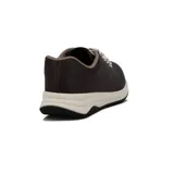 Championes deportivos color café, con cordones blancos y suela gruesa color crema.