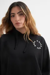 Hoodie de algodón color azul claro deslavado, con capucha ajustable con cordones y bolsillo canguro frontal.