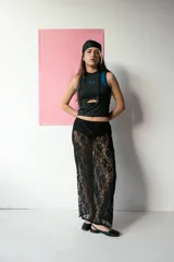 Musculosa negra con espalda deportiva azul y abertura en el pecho.