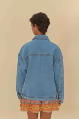 Chaqueta vaquera azul de corte oversize, con cuello clásico, cierre de botones, bolsillos frontales y puños abotonados.
