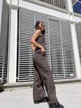 Chaleco marrón de sastrería con cuello solapa y cierre frontal con botones.