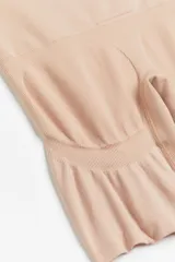 Calza color piel de punto con refuerzo interior, tiro alto y efecto moldeador en cintura y caderas. Diseñada con el mínimo de costuras para mayor comodidad y efecto push-up en glúteos.