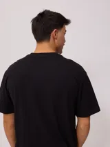 Remera negra de corte holgado confeccionada en algodón.