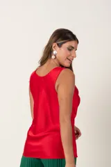 Top de satén negro con cuello volcado y diseño elegante, ideal para distintas combinaciones.