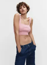 Top crop de punto fino color rosa con tirantes anchos y cuello recto, diseño entallado.