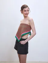 Pañuelo cuadrado de seda con estampado geométrico en tonos rosa, verde y naranja.
