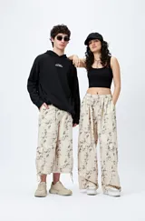 Pantalón cargo baggy con estampado abstracto en tonos neutros, bolsillos laterales y corte amplio.