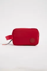 Necessaire rosa de 11cm x 22cm x 8cm, con cierre y asa lateral.