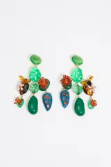Aros colgantes con diseño de cactus y flores en tonos verdes, marrones, azules y naranjas.