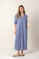 Vestido largo camisero a rayas verticales azules y blancas, con cuello mao, abotonadura frontal completa, mangas largas y bolsillos laterales.