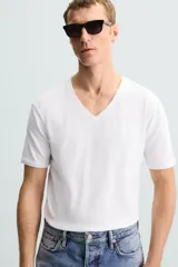 Camiseta negra de algodón con cuello en V y manga corta.