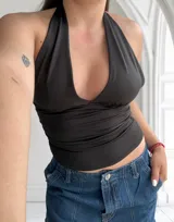 Top negro con escote halter y espalda descubierta.